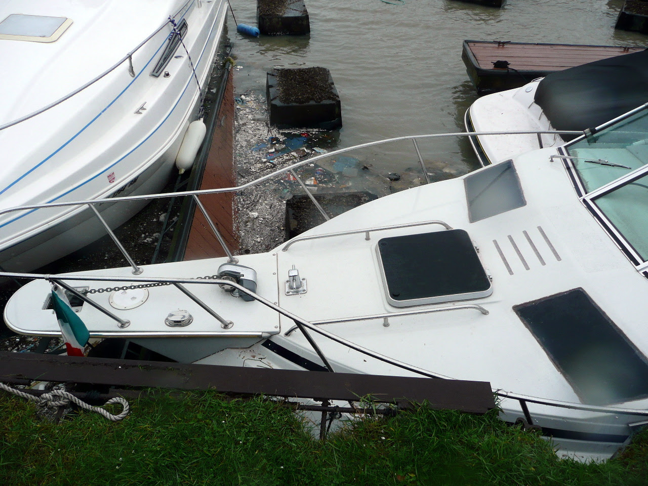 PR Boat: This is How to tie a boat to a floating dock