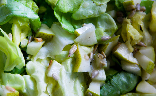 Kopfsalat mit Birne und Sonnenblumenkernen (Franzis Kochbuch)