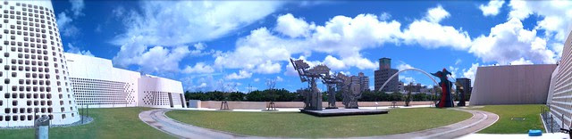 沖縄県立博物館なま。今日も強烈な青空☆