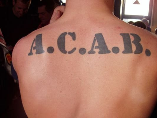 Значение татуировки A.C.A.B. на руке хулигана