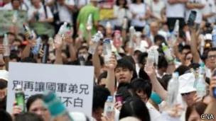 穿着白衫的民众