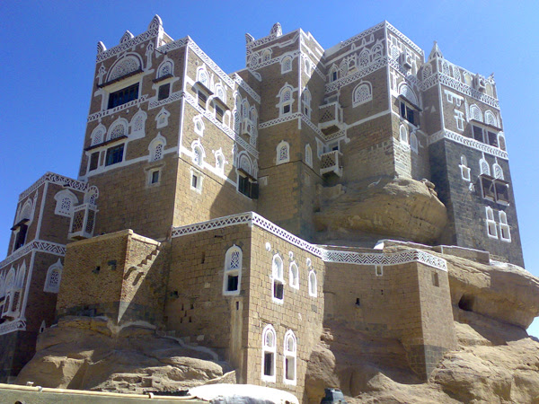 تتربع "دار الحجر" بفنونها المعمارية المميزة على قمة صخرية