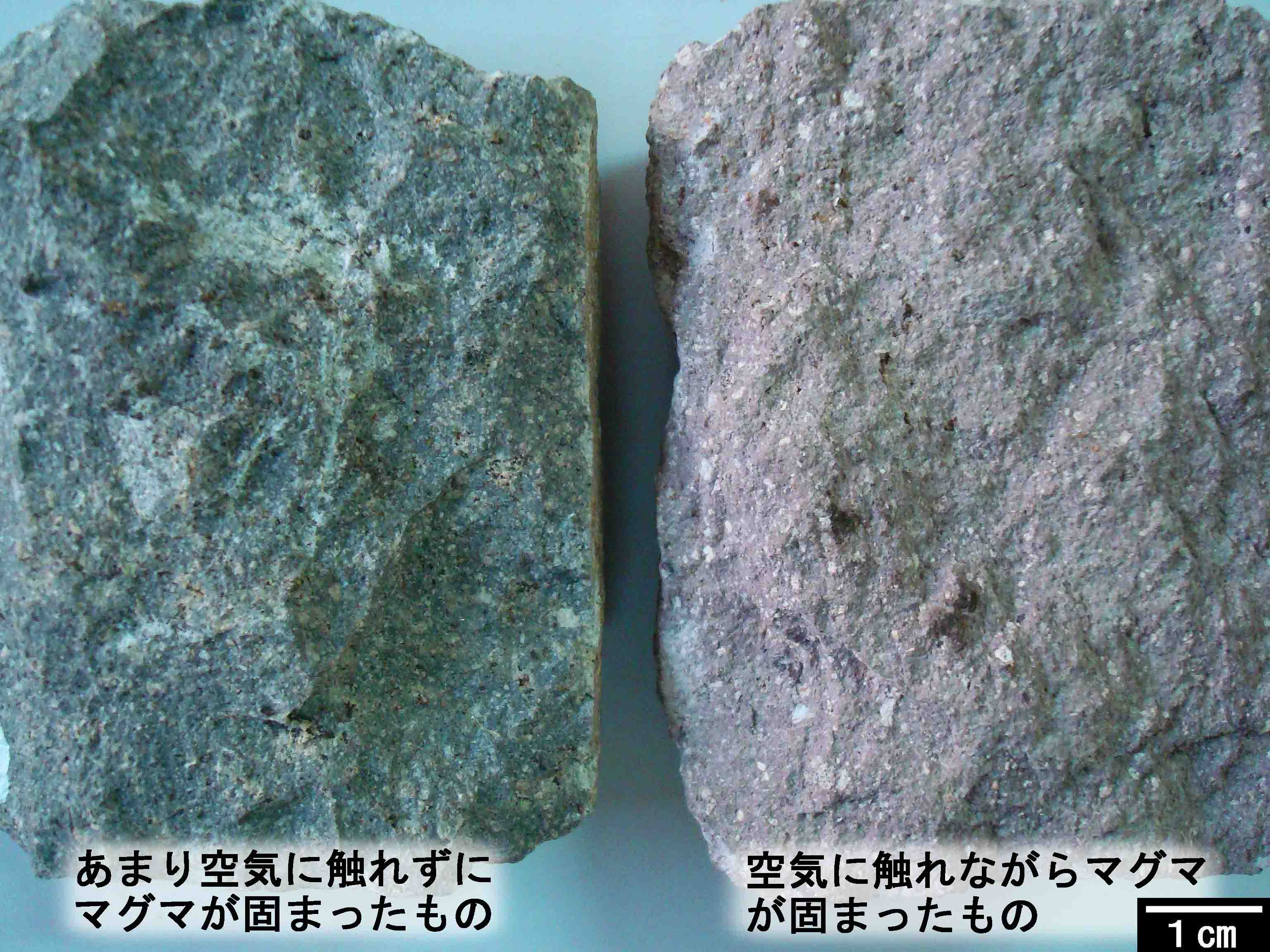 安山岩の石基の色の違い