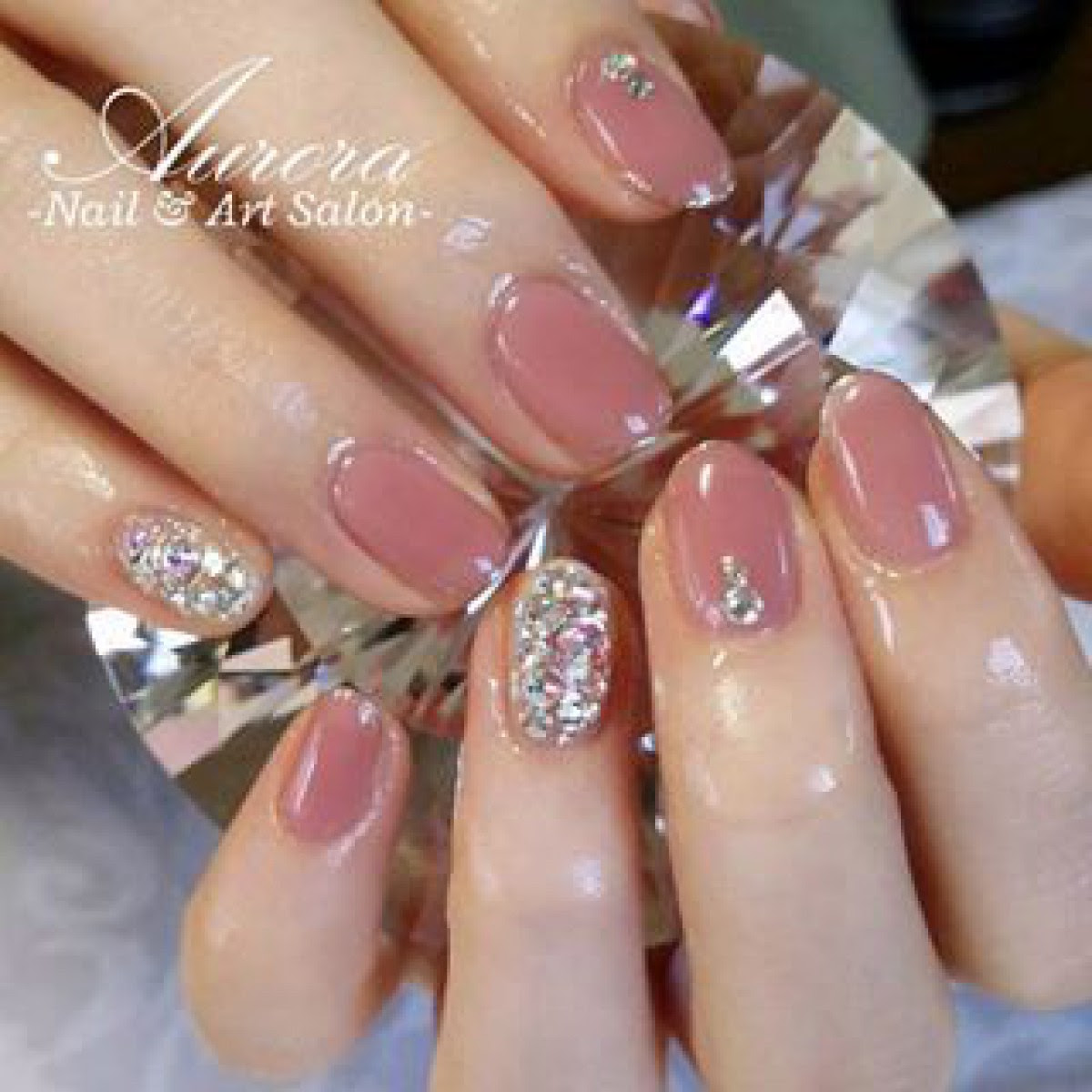 おすすめビジューネイルデザイン15選 手元までキラキラ輝く女性に コスメニュース びぃらぼ