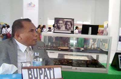 Saumlaki, Malukupost.com - Pemerintah Kabupaten Maluku Tenggara Barat (MTB) melestarikan budaya lokal di bidang pendidikan melalui penerapan bahasa daerah dan pelestarian tarian adat. Bupati MTB, Bitzael Silvester Temmar, saat membuka Rumah Peradaban Tanimbar, di Saumlaki, Selasa (18/10), mengatakan, 10 tahun terakhir pihaknya mencoba memulihkan budaya lokal melalui penerapan bahasa daerah di sekolah, tarian adat serta berbagai budaya lainnya. "Di bidang pendidikan kita telah mulai melembagakan aspek budaya yang nyaris punah kepada generasi muda, melalui penerapan bahasa daerah di sekolah. Upaya ini dilakukan untuk terus memelihara adat dan budaya," ujarnya. Ia mengatakan, upaya ini dalam kerangka pembangunan MTB berkelanjutan yang didasari pada peradaban budaya akan membawa dampak positif bagi masyarakat. "Proses pembangunan akan berguna bagi masyarakat jika dasarnya adalah peradaban. Tetapi jika budaya dikesampingkan, maka akan membawa dampak kurang baik khususnya bagi generasi muda bangsa di era modern ini," katanya. Dijelaskannya, sebagian besar desa di Tanimbar masih mempertahankan adat istiadat dan kebudayaan seperti perkawinan berdasarkan garis darah atau yang disebut Wanlolat. "Kebudayaan tersebut masih terus terpelihara hingga hari ini karena hanya dengan mempertahankan kebudayaan tersebut, maka akan terus hidup dan berkembang," ujarnya. Biltzael mengakui, pihaknya juga terus berupaya untuk mempertahankan ciri khas desa adat dengan melakukan "recovery" kebudayaan tersebut ke masa sekarang, tanpa meninggalkan ciri khas. "Era modernisasi desa cenderung mengalami perubahan sehingga adat istiadat dan peradaban semakin tergerus. Kita bersyukur tidak seluruh desa di MTB yang mengalami hal tersebut hanya ada satu yakni desa Sukrban di sekitar kota Saumlaki," katanya. Pihaknya bersyukur kegiatan Rumah Peradaban Tanimbar yang dilaksanakan Balai Arkeologi Maluku, mendorong setiap sekolah untuk mengemas dalam pengetahuan arkeologi dan budaya dalam pengembangan pendidikan dan muatan lokal. Kegiatan ini, lanjutnya, menjadi cermin untuk melihat kondisi masa lampau dan sekarang, serta mendorong pengenalan budaya dan kearifan lokal. "Rumah Peradaban Tanimbar juga menjadi wahana bagi generasi muda untuk menentukan Tanimbar sebagai rumah besar yang pernah tumbuh akan dikenal bukan hanya di tingkat nasional tetapi internasional," tandas Bitzael. (MP-3)