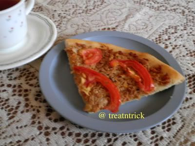 Pizza Dough Without Yeast Recipe @ treatntrick.blogspot.com