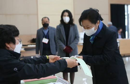 포착 권양숙 여사, 김해서 한표 행사… 소감묻자 인사만-국민일보