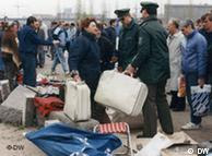 Полицаи проверяват чужди работници