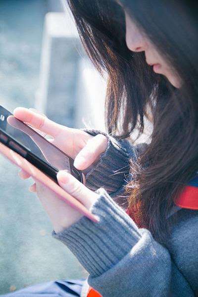 好きな女の子に話しかけるも終始無言でスマホ 17年09月21日の人物のボケ ボケて Bokete