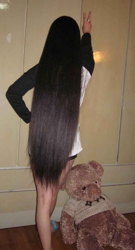 Xiaoyangzeihuai from Jiangxi province play with her long 