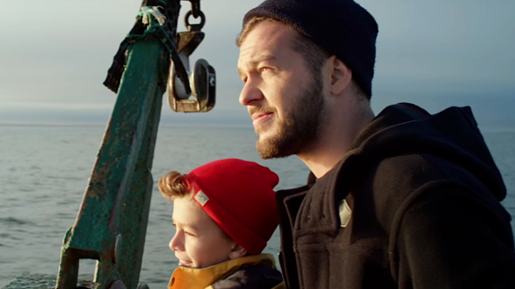 «riche» est une chanson émouvante qui raconte la relation entre un père et son fils. "Riche" : Claudio Capéo touche en plein coeur avec un clip ...