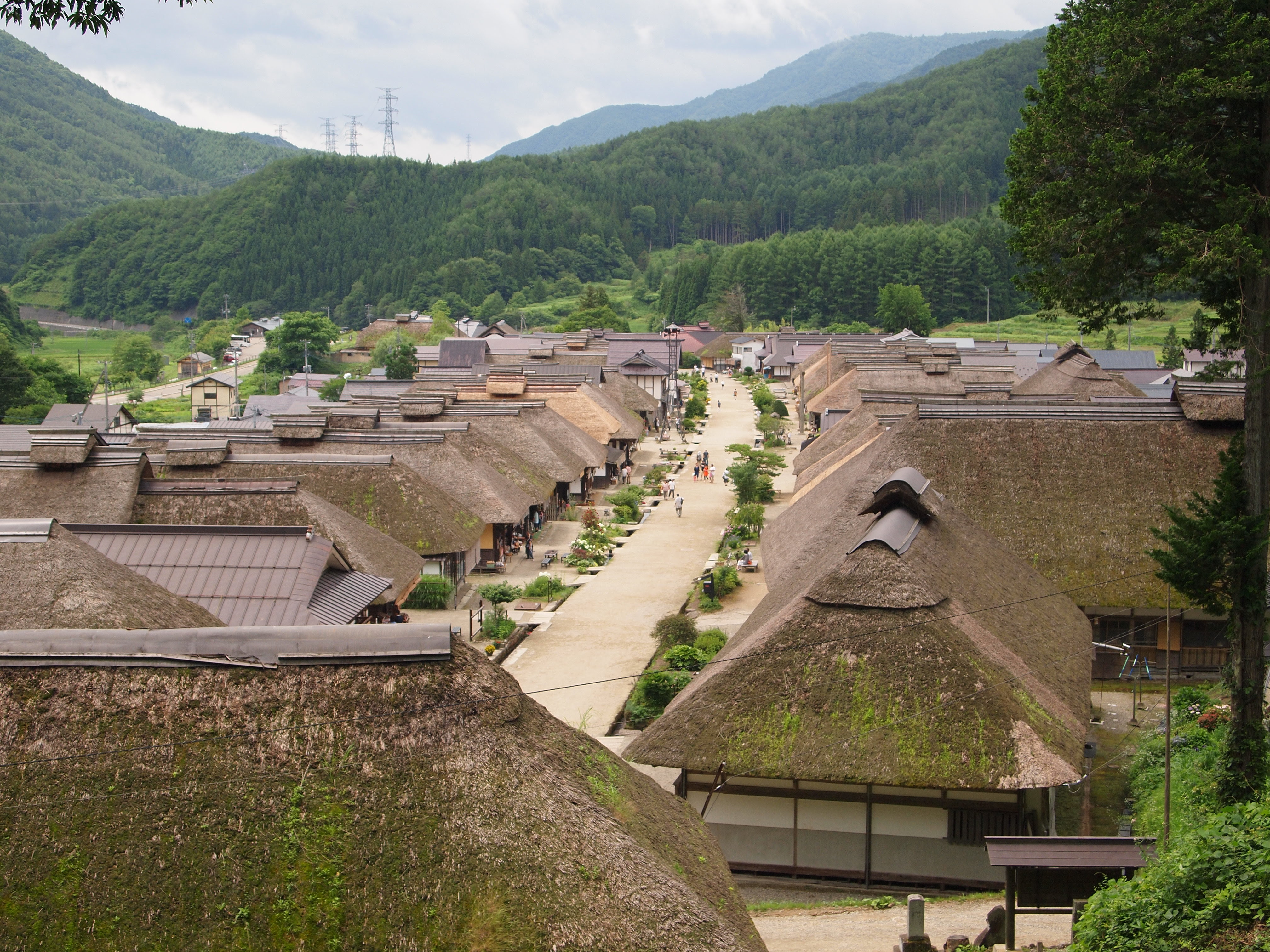 从高处观望大内宿的全景视野。