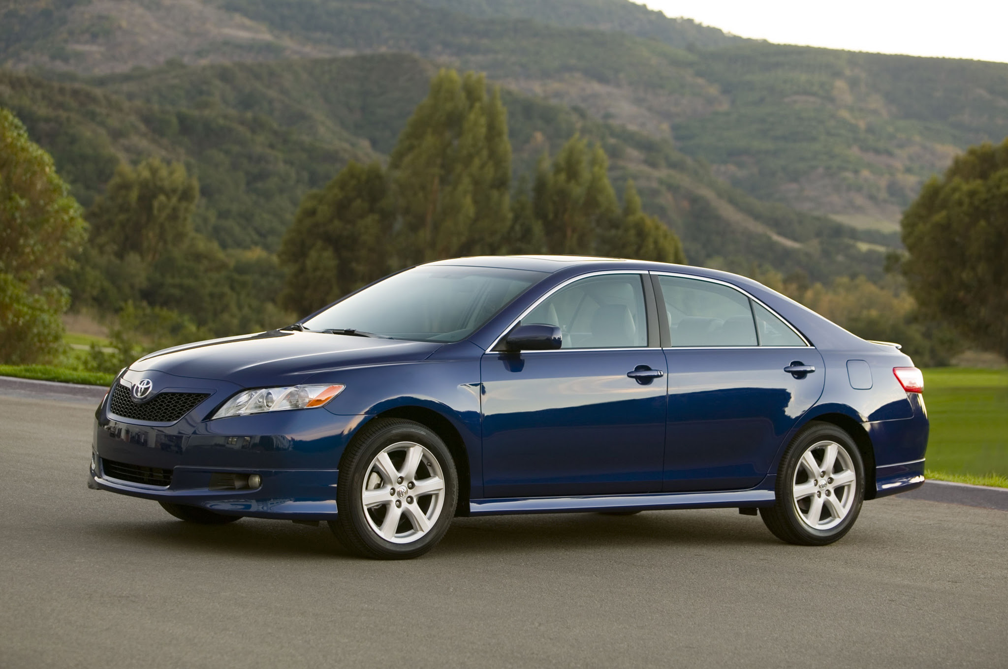 2009-toyota-camry-front-three-quarter