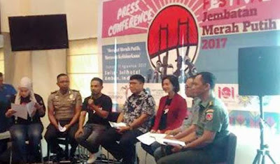 Ambon, Malukupost.com - Festival Jembatan Merah Putih (JMP) yang digelar pada 19 Agustus 2017 bertepatan dengan HUT Provinsi Maluku menargetkan Kota Ambon sebagai salah satu ikon pariwisata nasional. "FJMP 2017 adalah langkah awal, kami berharap JMP tidak hanya sebagai jalan penghubung tapi juga sebagai salah satu ikon pariwisata di Tanah Air, karena festival ini akan kita jadikan sebagai acara tahunan," kata Ketua Komite Organisasi Festival JMP M Ikhsan Tualeka, di Ambon, Jumat (11/8).