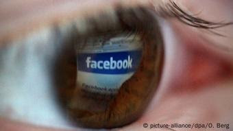 Facebook Nutzer Symbolbild (picture-alliance/dpa/O. Berg)