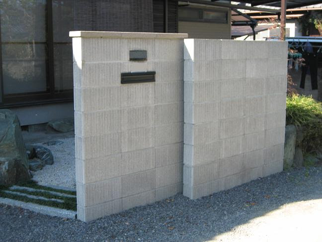 化粧ブロックで 二枚の門柱 道と庭との区切り壁もかねて 草津市 草津市の造園は桂美ガーデン