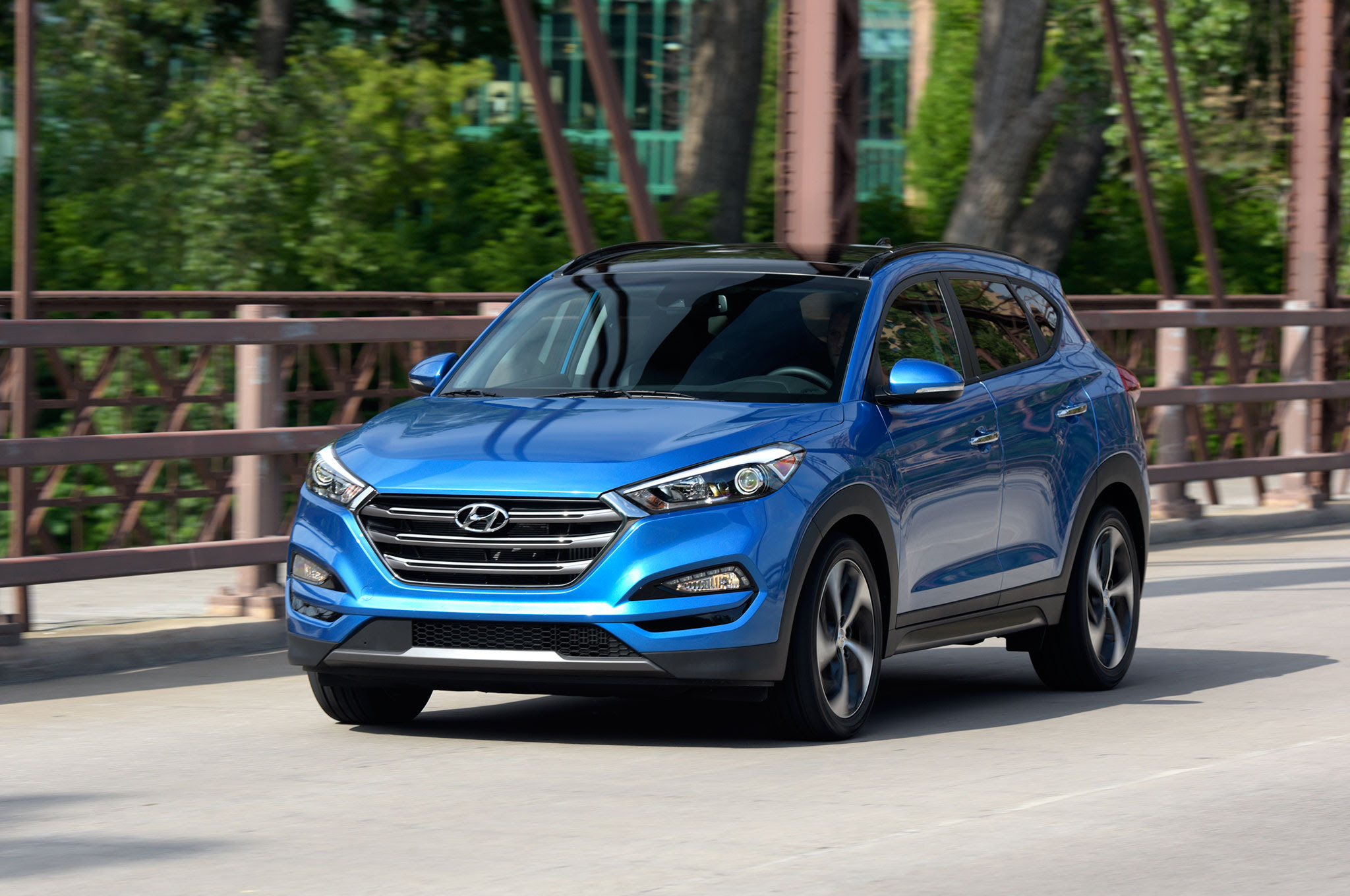 2016-Hyundai-Tucson-front-three-quarter-in-motion-091