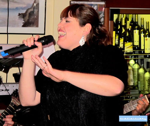 Vânia Fernandes, singing in Madeira Café Vauxhall