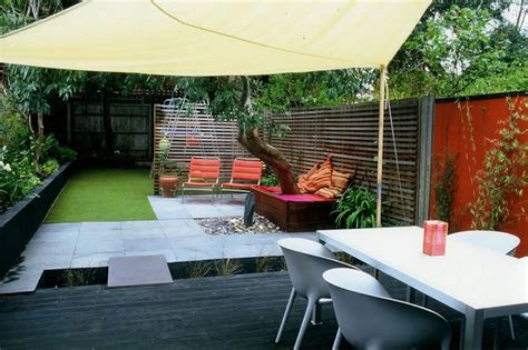 Auch handelt es sich hierbei um beliebte mittel der gartengestaltung, schaffen außenleuchten doch eine willkommene abwechslung zu den üblichen pflanzen und wegen. kleiner garten gestalten mit holzterrasse schwarz und