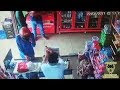 Ce propriétaire de supermarché n’hésite pas tiré avec son pistolet sur ses cambrioleurs 