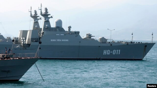 Tàu hải quân Đinh Tiên Hoàng của Việt Nam tại căn cứ Cam Ranh ngày 2/1/2013. Liên minh quân sự Việt - Mỹ đang ngày càng thắt chặt trên mặt trận Biển Đông.