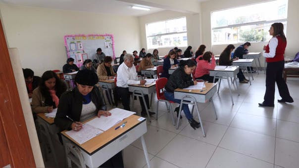 Profesores de Educación Básica Regular rinden Prueba Única Nacional.
