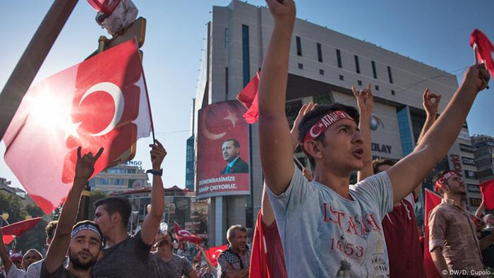 Türkei Nach dem Militärcoup Erdogan-Anhänger protestieren in Ankara