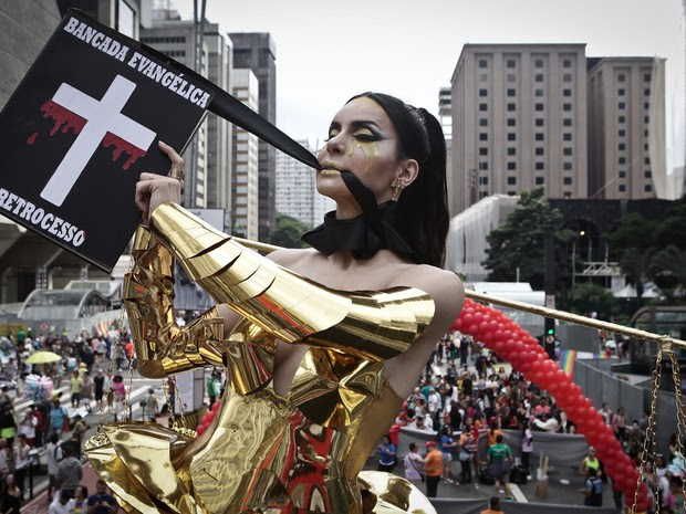 Transexual Viviany Beleboni usa fantasia em protesto contra a bancada evangélica e a Justiça (Foto: Caio Kenji/G1)