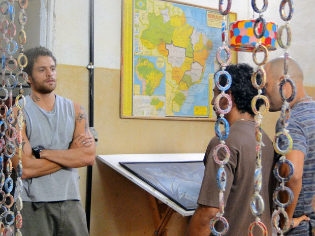 Moisés pede aos capangas darem fim em Gabriel (Foto: Malhação / Tv Globo)
