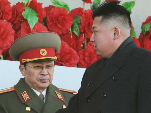 Kim Jong-un (à direita) e seu tio, Jang Song-thaek, em imagem de fevereiro de 2012. (Foto: Arquivo / Kyodo / Via Reuters)