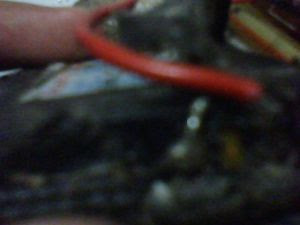 solder pada bagian terminal baterai sesuai tandanya.