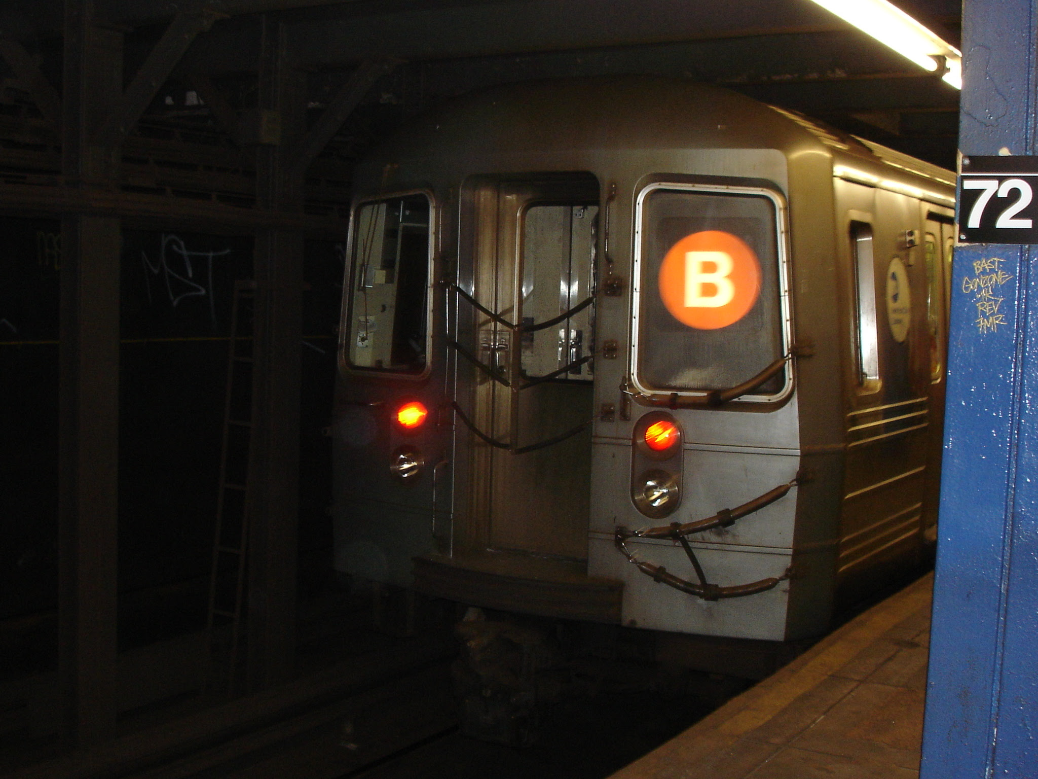 Description R68 B train at 72 St 2.jpg