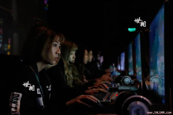 Phân Đạt, Tiểu Nhị, Tiểu Khiết, Tử Vi, Nhiên Nhiên là năm thành viên của một nhóm game thủ nữ, cùng nhau sống và làm việc cùng nhau để thỏa mãn đam mê được chơi game, nổi tiếng và có thu nhập