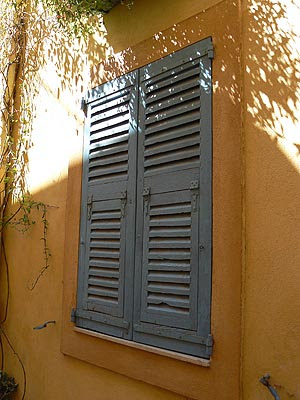 derrière les volets clos.jpg