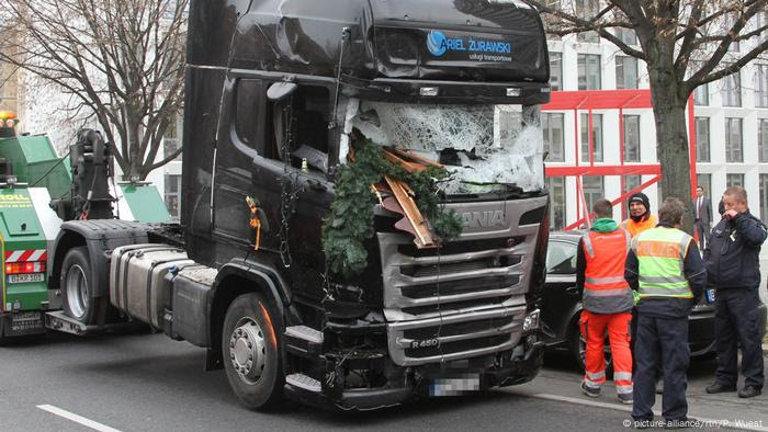 Berlin Anschlag Breitscheidplatz zerstörter LKW abgeschleppt (picture-alliance/rtn/P. Wuest)