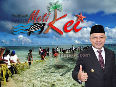 Langgur, Malukupost.com - Beredarnya isu batalnya salah satu ajang “Tarik Tali” yang turut mewarnai pelaksanaan Festival Pesona Meti Kei 2016 di Desa Revav, Kabupaten Maluku Tenggara pada tanggal 20 Oktober mendatang, dibantah Bupati setempat, Ir. Anderias Rentanubun. “Soal adanya informasi batalnya ajang Tarik Tali di Desa Revav pada tanggal 20 Oktober itu, saya mau tegaskan bahwa itu tidak benar,” ungkapnya di Langgur, Minggu (16/10). Menurut Rentanubun, beredarnya isu tersebut karena ulah oknum-oknum yang menginginkan agar event Festival Pesona Meti Kei tidak berjalan sukses. “Mereka yang sengaja menyebarkan isu ini adalah orang-orang yang tidak punya moral dan tak mampu berbuat sesuatu untuk daerah ini yang kemudian sengaja membangkitkan isu murahan atau bisa dikatakan provokator,” tandasnya. Rentanubun menambahkan, ada juga isu atau informasi adanya pungutan karcis di kawasan Pantai Pasir Panjang (Ngurbloat) pada saat pelaksanaan kegiatan Festival Pesona Meti Kei, dan dalam isu tersebut bahwa pemerintah kabupaten Malra memungut karcis masuk dari para pengunjung mencapai Rp150 ribu/ orang. “Semua bohong itu, karena yang jelas tidak ada pungutan biaya atau pakai karcis tapi semua gratis karena event ini baru pertama kali terjadi di Kepulauan Kei dan meskipun ini hajatan Pemerintah daerah Kabupaten Maluku Tenggara tapi semua demi nama besar daerah ini dan juga Kota Tual,” cetusnya. Dijelaskan Rentanubun, agenda Festival Pesona Meti Kei akan dilaksanakan secara rutin setiap tahunnya dimana Pemeritah Kabupaten Malra akan membangun kerja sama dengan Pemerintah Kota Tual, agar di waktu-waktu mendatang, event ini bakal melibatkan semua kampung/desa di Kepulauan Kei. “Pemda Malra akan bergandeng tangan dengan pemerintah kota Tual,” tegasnya. Olehnya itu, Rentanubun meminta kepada seluruh masyarakat Malra dan Kota Tual agar tidak terpancing dengan isu atau informasi batalnya ajang “Tarik Tali” maupun isu pungutan karcis. Rentanubun menghimbau kepada seluruh masyarakat yang ingin mendapatkan semua informasi dalam ajang event budaya masyarakat Kepulauan Kei tersebut agar dapat mengunjungi media center Festival Pesona Meti Kei 2016. “Media center sudah dipersiapkan sejak awal sebelum kegiatan ini dimulai dimana informasi terkait seluruh agenda kegiatan FPMK 2016 dari awal pembukaan hingga acara puncak semunya ada di situ,” imbuhnya. Rentanubun kembali menegaskan, proses persiapan Festival Pesona Meti Kei tahun 2016 telah direncanakan dengan baik, olehnya itu dirinya berharap dukungan semua masyarakat di Kepulauan Kei untuk menyukseskan event budaya kepulauan kei tersebut. “Karena itu, mari kita bergandeng tangan untuk menyukseskan event budaya Kepulauan Kei ini yang telah dikenal dari Sabang sampai Merauke hingga ke manca negara, hal ini telah dibuktikan dengan kedatangan turis domestik maupun mancanegara,” pungkasnya. Perlu diketahui Festival Pesona Meti Kei sendiri dilaksanakan di Kabupaten Maluku Tenggara pada tanggal 8 - 10 Oktober dengan menampilkan kegiatan yakni Festival Cerita Rakyat (14 September - 8 Oktober lokasi kantor Dikpora Maluku Tenggara), Lomba Foto (14 September - 8 Oktober lokasi di Seluruh Lokasi Wisata Kep. Kei), Karnaval/Pembukaan Kegiatan (08 Oktober 2016 Lokasi Lapangan Maren Langgur), Lomba Volly Pantai (10 - 13 Oktober 2016 Lokasi Pantai Ngurbloat dan Pantai Ohoililir), Pameran Foto (14 Oktober 2016 lokasi Kimson Center), Lari 10 K (15 Oktober 2016 lokasi Finis Ngurbloat). Pameran (17-19 Oktober 2016 Lokasi Lapangan Maren langgur), Festival Seni & Budaya (17 - 19 Oktober 2016 Lokasi Lapangan Maren Langgur), Tangkap Ikan Tradisional (20 Oktober Lokasi Ohoi Revav), Puncak Acara (22 Oktober 2016 Lokasi Pantai Ngurbloat), Gerakan Konsumsi Pangan Lokal (22 Oktober 2016 Lokasi Pantai Ngurbloat), Tarian Tradisonal Kei Rekor MURI (22 Oktober 2016 Lokasi Pantai Ngurbloat), Menu Enbal Rekor MURI (22 Oktober 2016 Lokasi Pantai Ngurbloat), Tour ke Pulau- pulau/Snorkling/Diving (22 Oktober 2016 Lokasi Pantai Ngurbloat). (MP-1)