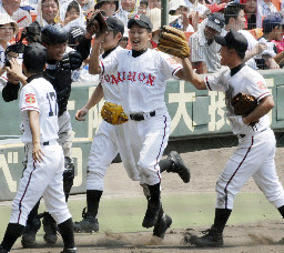 仙台育英３ ６日大山形 日大山形が快勝 仙台育英 日大山形 祝福される日大山形 庄司 仙台育英 日大山形 ５回裏仙台育英２死満塁 斎藤泉の打球を好捕しナインに祝福される日大山形 庄司 中央 甲子園 四国新聞社