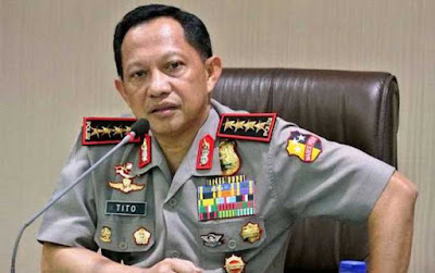 Ambon, Malukupost.com - Kapolri Jenderal Polisi Tito Karnavian menegaskan salah satu dari dua pelaku penyerangan polisi serta pembakaran Mapolres Darmasraya di Sumatera Barat yang terindentifikasi bernama Eka diduga terlibat faham radikal saat berada di Sumedang. "Salah satu terduga teroris bernama Eka (almarhum) merupakan putera seorang anggota Polri berpangkat Ipda yang bertugas di Muara Bungu, sebelahnya Jambi yang berbatasan dengan Sumatera Barat," kata Kapolri di Ambon, Senin (13/11).