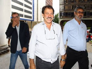 Delúbio Soares chega para o primeiro dia de trabalho (Foto: André Coelho / O Globo)