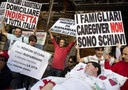 La protesta davanti al Ministero delle Finanze