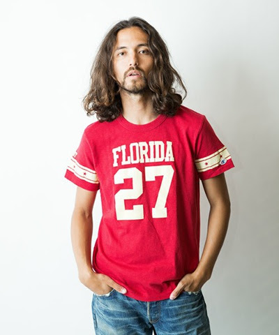 赤 レッドtシャツをお洒落に着こなす メンズおすすめ赤tシャツ