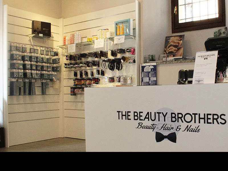 Arredamenti per negozi, scaffali per negozi, pannelli dogati