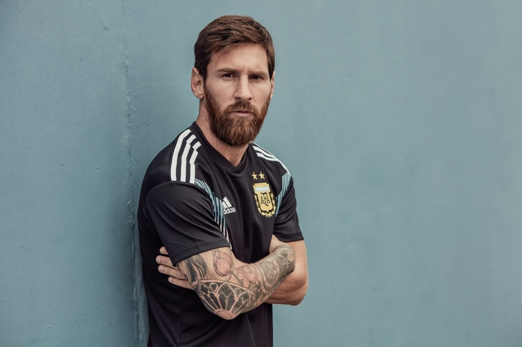 adidas présente les maillots de l'Argentine pour la Coupe ...