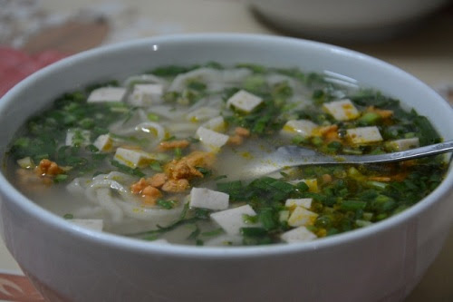 Bánh canh được bán ăn sáng ở các đường lớn nhỏ ở Hà Tĩnh, giá 20.000-25.000 đồng một tô. Ảnh: Má Lúm.