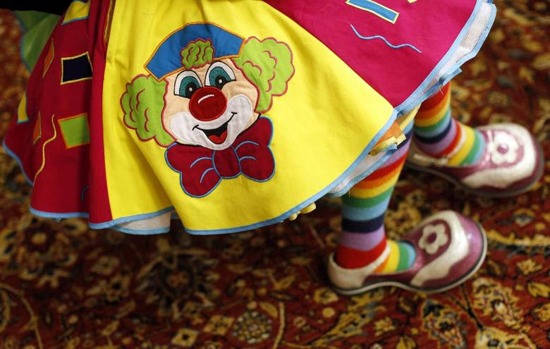 A clown attends a seminar at an annual convention in Northbrook, Illinois, U.S. March 26, 2014. REUTERS/Jim Young/File Photo