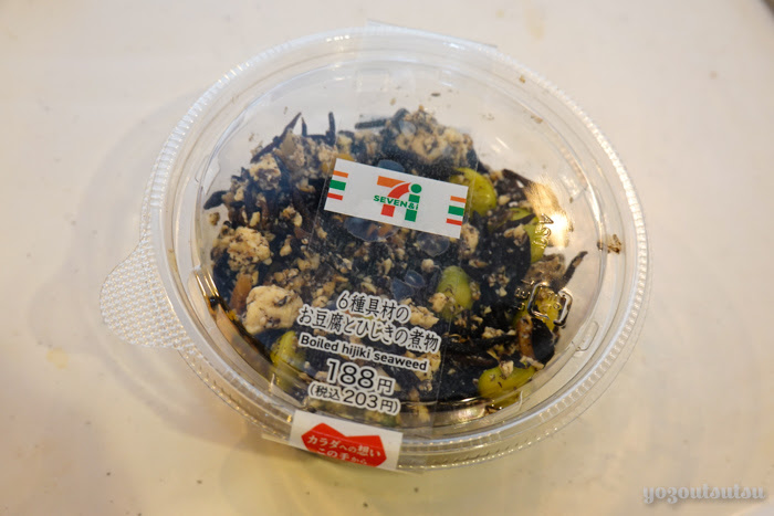 セブンイレブンの 6種類具材のお豆腐とひじきの煮物 が優しい味わい コンビニ飯 Yozoutsutsu