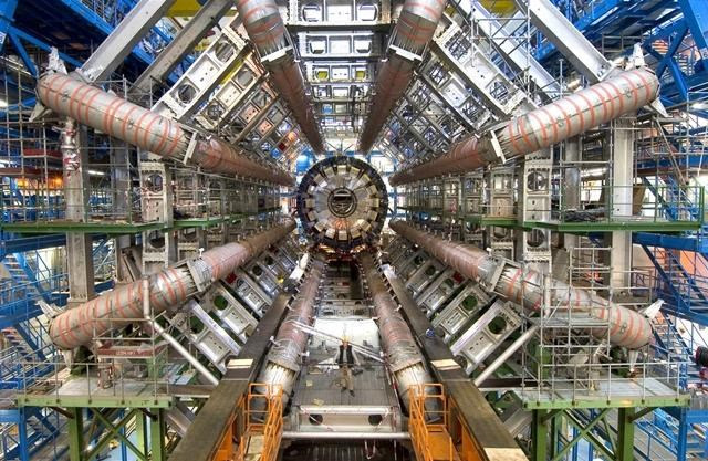 LHC LHC O Grande Colisor de Hádrons (LHC) quebrou outro recorde, permitindo que especialistas estudassem um estado da matéria que existia logo após o Big Bang. O LHC, recentemente, esmagou íons de chumbo em 1045 trilhões de elétron-volts, uma energia duas vezes maior do que a alcançada em qualquer experiência anterior deste tipo. O experimento atingiu uma temperatura de vários bilhões de graus.   Especialistas do acelerador localizado na Organização Europeia para a Pesquisa Nuclear (CERN), em Genebra, na Suíça, trabalharam intensamente para reconfigurar o LHC, de modo a conduzir este avanço. Em 17 de novembro, os especialistas colocaram pesadas vigas de íons em colisão, e notaram constante estabilidade ​dias mais tarde. “É uma tradição colidir íons por mais de um mês a cada ano, como parte de nosso programa de pesquisa diversificada no LHC”, disse o diretor-geral do CERN, Rolf Heur. “Este ano, porém, é especial, pois estamos chegando a uma nova energia, explorando a questão de uma fase ainda mais primária do nosso Universo”, completou.  LHC-Grande-Colisor-de-Hadrons-quebra-recorde-de-energia  No início da vida do Universo, a matéria existia como um meio extremamente quente e denso. O meio, que parecia uma espécie de “sopa”, era composto principalmente de quarks e glúons, que agora trabalham juntos para formar prótons e nêutrons. “Há muitas perguntas densas e quentes a serem abordadas através da quebra de íons que nosso experimento é capaz de fazer, após ser especificamente projetado e aperfeiçoado durante este tempo”, disse Paolo Giubellino, um porta-voz da experiência ALICE, que é a sigla inglesa de “A Large Ion Collider Experiment” (Experiência do Grande Colisor de Íons). “Toda a colaboração está entusiasticamente preparando-se para uma nova jornada de descobertas”, acrescentou.  Ao aumentar a energia das colisões de íons de chumbo, o LHC aumentou o volume e temperatura da matéria, justamente formando uma “sopa” com plasma de quarks e glúons. O estudo deste material poderia fornecer aos cientistas uma nova compreensão de como a vida começou. Mais colisões serão gravadas e os dados serão coletados a partir de quatro grandes experimentos do LHC. “Este é um passo animador para o desconhecido lado do LHC, que tem capacidades de identificação de partículas muito precisas”, disse o porta-voz Guy Wilkinson.  Em maio de 2015, o LHC estabeleceu um novo recorde na quebra de partículas subatômicas em conjunto. Depois de uma espera de mais de dois anos, enquanto o maior acelerador de partículas do mundo era atualizado, ele chegou a picos de energia duas vezes maiores do que os atingidos antes. Isto fez com que seus gigantes detectores começassem a explorar reinos da “nova física”, tais como dimensões escondidas e matéria escura.    Fonte: Jornal da Ciência