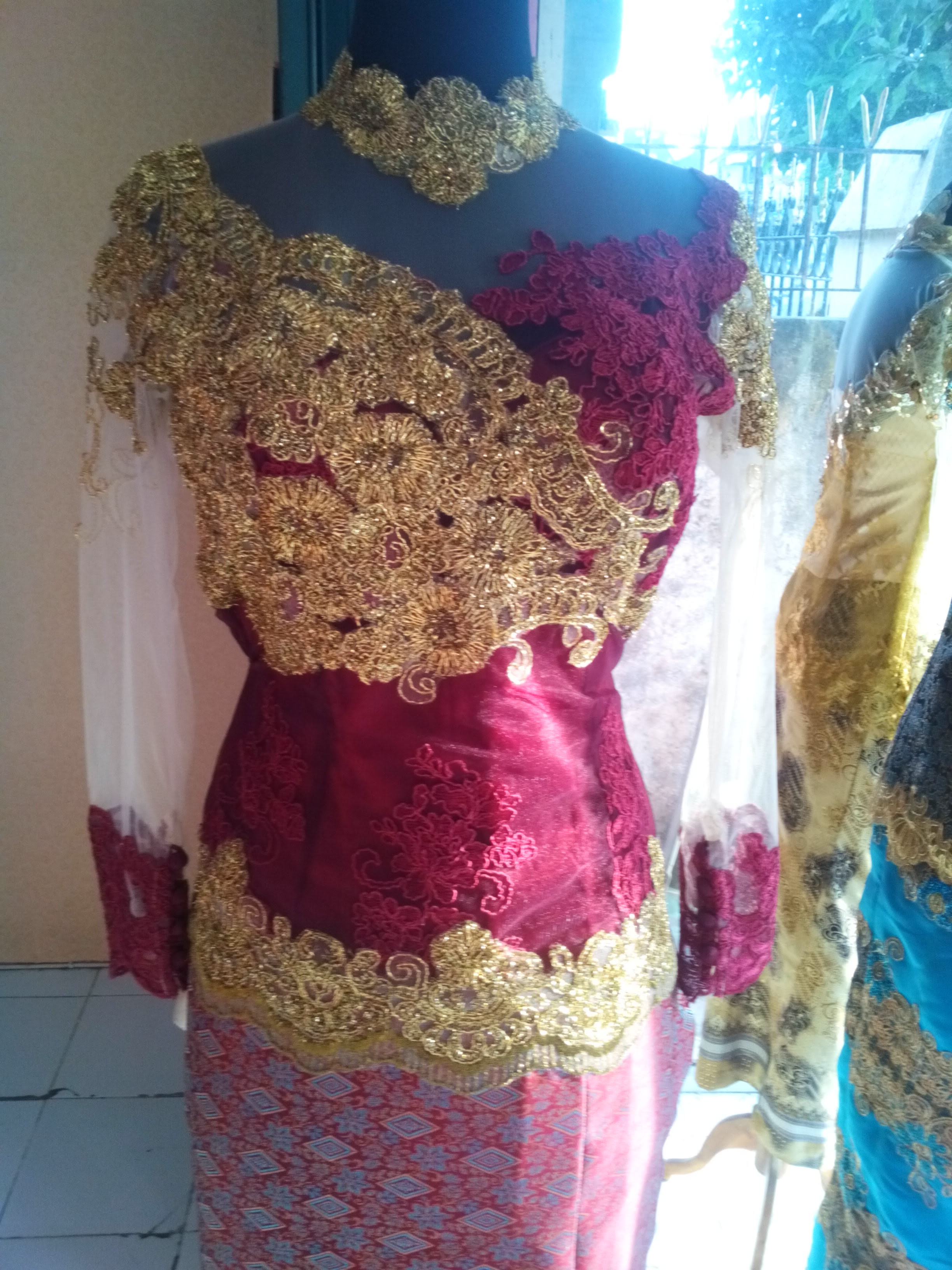 Kebaya Kombinasi Warna Merah Dan Emas Bagian Dada Kebaya Kombinasi Warna Merah Dan Emas Bagian Dada