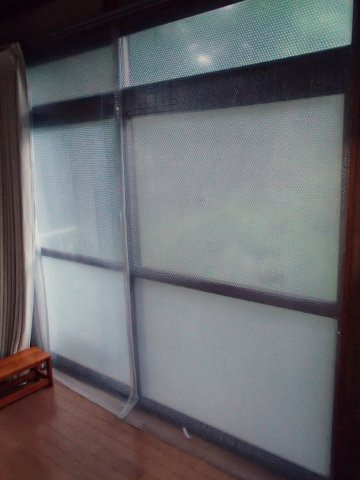 プチプチを使って大きな窓を断熱 ポリカもプラダンもダメならプチプチだ 田舎に暮らすぞ計画