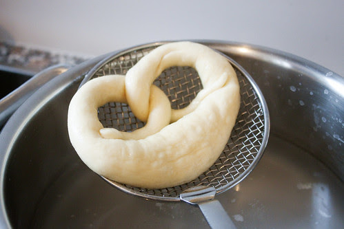 getauchte Breze abtropfen